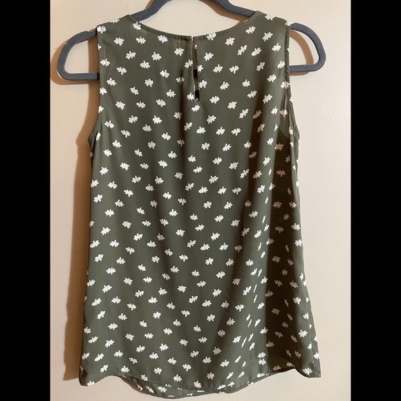 LOFT Olive and Cream Pattern Sleeveless Blouse - Size XSmall - Picture 2 of 3